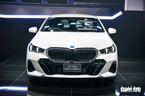 BMW 5-Series 2024 dự kiến về Việt Nam: Nhiều công nghệ hiện đại, giá quy đổi từ 2,4 tỉ đồng- Ảnh 3. BMW 5-Series 2024 có sự thay đổi rất lớn so với đời trước. Khung gầm xe là loại CLAR mới. Xe có kích thước 5.060 x 1.900 x 1.515 (mm), trục cơ sở 2.995mm. So với thế hệ trước, chiều dài xe tăng 86,4mm và trục cơ sở kéo dài thêm 20mm.