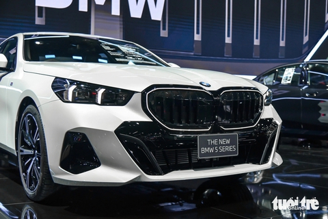 BMW 5-Series 2024 dự kiến về Việt Nam: Nhiều công nghệ hiện đại, giá quy đổi từ 2,4 tỉ đồng- Ảnh 4. Bước sang thế hệ thứ 8, BMW 5-Series chuyển sang phong cách thể thao và cá tính hơn với nhiều góc cạnh. Lưới tản nhiệt lớn hơn kết hợp với đèn viền LED. Cụm đèn chiếu sáng Adaptive LED thích ứng, đèn định vị tối giản thay vì dạng móc câu như trước đây.