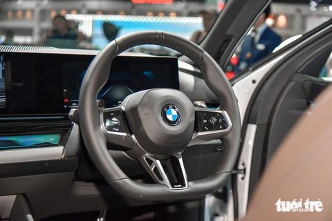 BMW 5-Series 2024 dự kiến về Việt Nam: Nhiều công nghệ hiện đại, giá quy đổi từ 2,4 tỉ đồng- Ảnh 7. Nội thất BMW 5-Series mới được làm lại hoàn toàn, thừa hưởng từ đàn anh 7-Series. Vô-lăng 3 chấu dạng D-Cut thể thao tích hợp nhiều phím bấm chức năng. Màn hình cong phía sau vô-lăng kết hợp giữa loại 12,3 inch và 14,9 inch cảm ứng, tích hợp hệ điều hành iDrive 8.5.