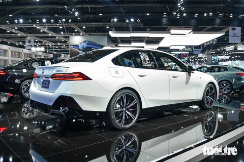 BMW 5-Series 2024 dự kiến về Việt Nam: Nhiều công nghệ hiện đại, giá quy đổi từ 2,4 tỉ đồng- Ảnh 11. Về vận hành, BMW 5-Series 2024 tại Thái Lan có hai phiên bản đi kèm hai tùy chọn động cơ. Phiên bản 520d sử dụng động cơ diesel I4, dung tích 2.0L tăng áp, công suất 197 mã lực và mô-men xoắn 400Nm, kết hợp hộp số tự động 8 cấp và hệ dẫn động cầu sau.