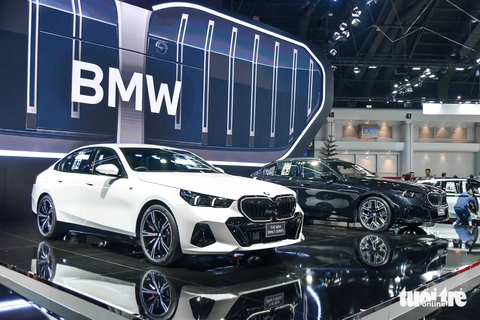 BMW 5-Series 2024 dự kiến về Việt Nam: Nhiều công nghệ hiện đại, giá quy đổi từ 2,4 tỉ đồng- Ảnh 12. Phiên bản 530e sử dụng động cơ hybrid xăng - điện có cắm sạc. Trong đó, động cơ xăng I4 2.0L tăng áp cho công suất 181 mã lực và mô-men xoắn 300Nm. Động cơ điện sử dụng bộ pin 22,1kWh cho công suất 109 mã lực và mô-men xoắn 265Nm.