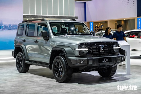 GWM Tank 300 dự kiến hơn 1 tỉ khi về Việt Nam, dáng như Suzuki Jimny- Ảnh 1. Tại Thái Lan, GWM Tank 300 có 2 phiên bản: Pro và Ultra, giá bán lần lượt 1,649 triệu baht và 1,799 triệu baht, tương đương 1,116 tỉ - 1,218 tỉ đồng. Xe đang được trưng bày tại triển lãm Bangkok International Motor Show 2024 (BIMS 2024).
