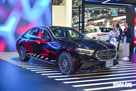 Mercedes-Benz E-Class 2024 lột xác với màn hình khủng, đối đầu BMW 5-Series khi về Việt Nam- Ảnh 1. Tại BIMS 2024, thương hiệu Đức chính thức công bố giá bán tại thị trường Thái Lan cho 2 phiên bản là E 220d AMG và E 350e AMG. Giá bán lần lượt 3,99 triệu baht và 4,25 triệu baht (quy đổi khoảng 2,79 tỉ và 2,97 tỉ đồng). Chiếc được đề cập trong bài thuộc bản cao cấp.