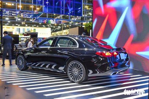 Mercedes-Benz E-Class 2024 lột xác với màn hình khủng, đối đầu BMW 5-Series khi về Việt Nam- Ảnh 2. Mercedes-Benz E-Class 2024 có vóc dạng tròn trịa giống với