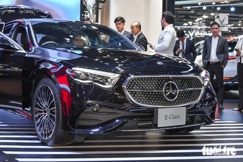 Mercedes-Benz E-Class 2024 lột xác với màn hình khủng, đối đầu BMW 5-Series khi về Việt Nam- Ảnh 3. Mercedes-Benz E-Class 2024 có lưới tản nhiệt