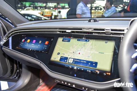 Mercedes-Benz E-Class 2024 lột xác với màn hình khủng, đối đầu BMW 5-Series khi về Việt Nam- Ảnh 7. Màn Superscreen này có phần nhỉnh hơn đối thủ BMW 5-Series thế hệ mới, thậm chí
