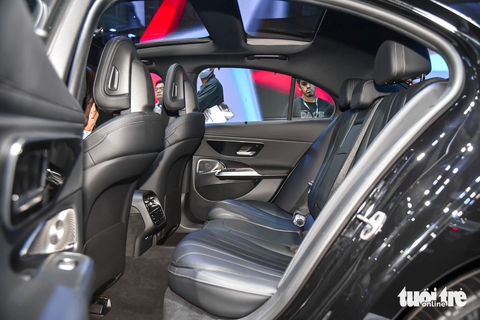 Mercedes-Benz E-Class 2024 lột xác với màn hình khủng, đối đầu BMW 5-Series khi về Việt Nam- Ảnh 12. Hai hàng ghế về cơ bản không có gì khác biệt lớn so với đời trước.