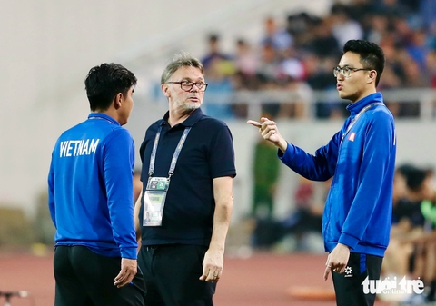 HLV Philippe Troussier và nỗi ám ảnh mang tên Indonesia- Ảnh 1. HLV Philippe Trouyssier (giữa) bất lực trong trận lượt về thua Indonesia 0-3 trên sân Mỹ Đình - Ảnh: N.K.