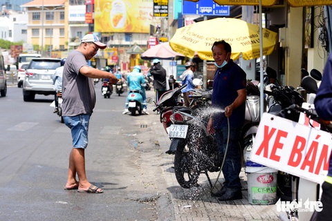 TP.HCM nóng hầm hập, nhiệt độ cảm nhận lên tới 40 độ C- Ảnh 5. TP.HCM đang ở những ngày cao điểm nắng nóng, người dân dùng mọi cách để chống chọi với nó