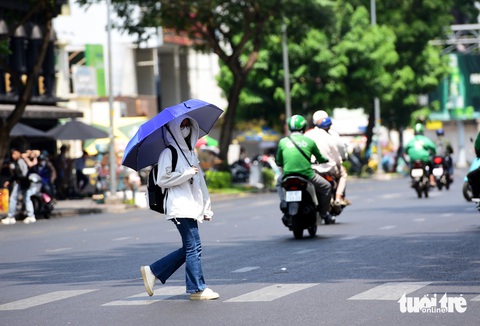 TP.HCM nóng hầm hập, nhiệt độ cảm nhận lên tới 40 độ C- Ảnh 6. Theo dự báo, nắng nóng năm nay sẽ kéo dài, mùa mưa sẽ đến muộn hơn mọi năm tầm nửa tháng