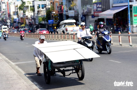 TP.HCM nóng hầm hập, nhiệt độ cảm nhận lên tới 40 độ C- Ảnh 8. Cuộc sống của người lao động ngoài trời trở nên vô cùng khó khăn