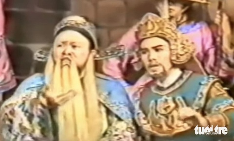 Cố NSND Thanh Tòng (bìa trái, vai Lý Đạo Thành) và cố nghệ sĩ Hữu Cảnh (vai Lý Thường Kiệt) trong bản thâu hình vở Câu thơ yên ngựa của Đài truyền hình TP.HCM - Ảnh chụp màn hình: LINH ĐOAN Cố NSND Thanh Tòng (trái, vai Lý Đạo Thành) và cố nghệ sĩ Hữu Cảnh (vai Lý Thường Kiệt) trong bản thâu hình vở Câu thơ yên ngựa của Đài truyền hình TP.HCM - Ảnh chụp màn hình: LINH ĐOAN