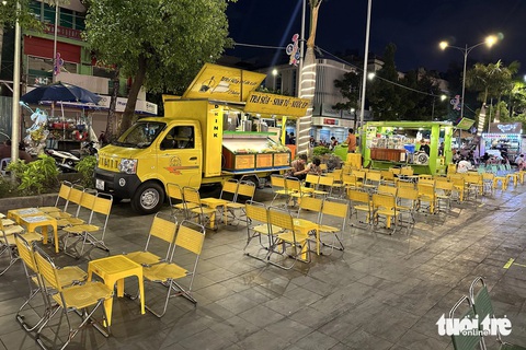Diện mạo khu vực được đề xuất làm phố đêm Chợ Lớn- Ảnh 3. Theo ghi nhận, hiện các xe tải này chủ yếu bán trà sữa, nước ép và đồ ăn vặt - Ảnh: THẢO LÊ