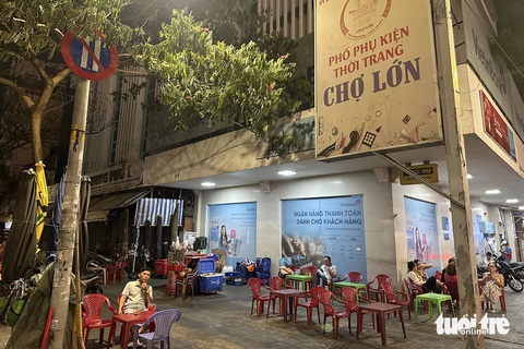 Diện mạo khu vực được đề xuất làm phố đêm Chợ Lớn- Ảnh 7. Một quầy bán giải khát ban đêm hiếm hoi trên đường Nguyễn Hữu Thuận - Ảnh: THẢO LÊ