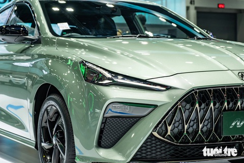 MG5 có bản cao cấp hầm hố hơn, thêm công nghệ an toàn, giá quy đổi từ hơn 420 triệu đồng- Ảnh 2. Điểm khác biệt về ngoại hình tập trung ở phần đầu. Lưới tản nhiệt lớn hơn, thiết kế kiểu nan lớn và thưa hơn. Cụm đèn chiếu sáng chính được đẩy xuống dưới, cụm đèn bên trên chỉ tích hợp LED định vị ban ngày.