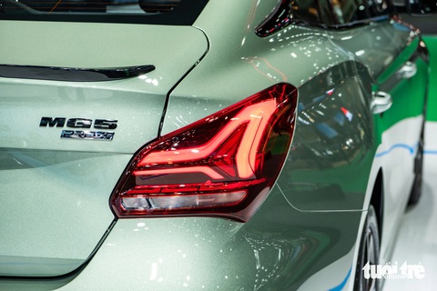 MG5 có bản cao cấp hầm hố hơn, thêm công nghệ an toàn, giá quy đổi từ hơn 420 triệu đồng- Ảnh 3. Đèn hậu LED của MG5 Pro cũng có giao diện khác. Phần đuôi xe hầm hố hơn với đầu ống xả kép ở cả 2 bên.