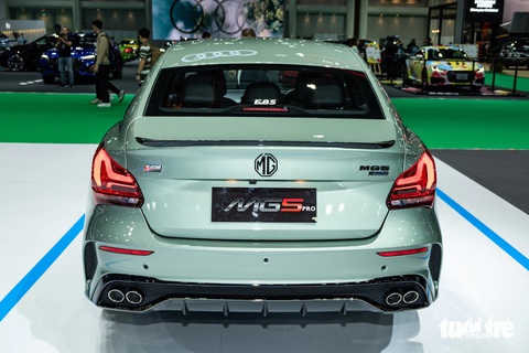 MG5 có bản cao cấp hầm hố hơn, thêm công nghệ an toàn, giá quy đổi từ hơn 420 triệu đồng- Ảnh 10. MG5 Pro có một số trang bị an toàn đáng chú ý hơn MG5 như cảnh báo điểm mù, cảnh báo phương tiện cắt ngang phía sau và hỗ trợ chuyển làn đường. Một số trang bị an toàn cơ bản khác có cân bằng điện tử, hỗ trợ khởi hành ngang dốc, cảm biến va chạm, camera lùi và 6 túi khí. Với nhiều trang bị hiện đại hơn, MG5 Pro có thể trấn an những người còn băn khoăn sau vụ ANCAP chấm 0 điểm an toàn.