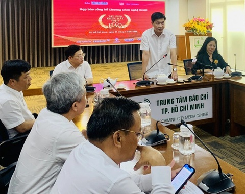 Ông Nguyễn Trung Kiên (đứng) - phó ban tổ chức chương trình nghệ thuật - chia sẻ về chương trình - Ảnh: HOÀI PHƯƠNG Ông Nguyễn Trung Kiên (đứng) - phó ban tổ chức chương trình nghệ thuật - chia sẻ về chương trình - Ảnh: HOÀI PHƯƠNG