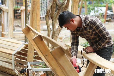 Công viên hoang vắng lớn nhất Nghệ An được cải tạo- Ảnh 4. Công nhân đóng gỗ, tạo sân chơi mới trong công viên trung tâm TP Vinh - Ảnh: DOÃN HÒA