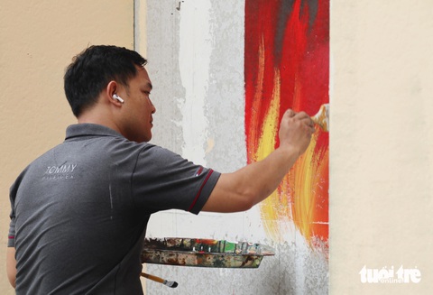 Công viên hoang vắng lớn nhất Nghệ An được cải tạo- Ảnh 5. Hệ thống tường nhà vui chơi cũng được sơn sửa lại - Ảnh: DOÃN HÒA