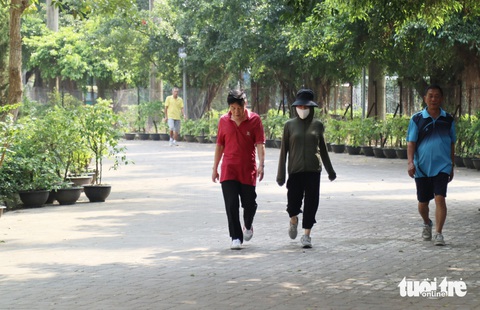 Công viên hoang vắng lớn nhất Nghệ An được cải tạo- Ảnh 7. Công viên trung tâm TP Vinh mở cửa tự do cho người dân vào vui chơi, tập thể dục mỗi ngày - Ảnh: DOÃN HÒA