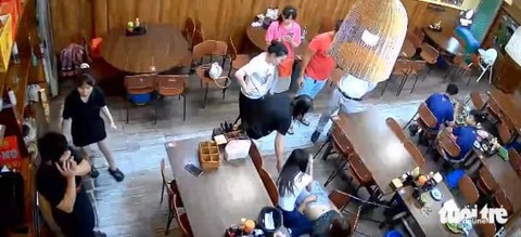 Nữ điều dưỡng cứu người ngưng tim ở Đà Nẵng: 'Ai cũng hoảng loạn, chị ấy lại rất bình tĩnh'- Ảnh 3. Camera nhà hàng ghi lại lúc chị Hạ là nữ điều dưỡng Bệnh viện Bạch Mai đang cấp cứu du khách thì hai nhân viên nhanh chóng gọi 115 - Ảnh: ĐOÀN NHẠN chụp lại