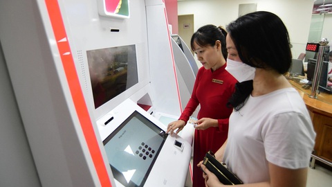 Đã cảnh báo vẫn bị lừa đảo mất tiền tỉ trong tài khoản- Ảnh 1. Khách hàng phải xác thực khuôn mặt khi đến mở tài khoản tại ngân hàng - Ảnh: QUANG ĐỊNH