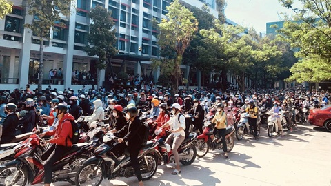 Đại học đau đầu vì đất, khó tìm cho đủ để đạt chuẩn- Ảnh 2. Cơ sở chính Trường ĐH Công Thương TP.HCM khá chật chội. Sinh viên chen chúc chờ gửi xe vì bãi xe quá nhỏ - Ảnh: T.L.