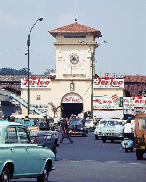 Nhiều bảng quảng cáo đã được gắn ở chợ Bến Thành từ trước năm 1975 - Ảnh tư liệu Nhiều bảng quảng cáo đã được gắn ở chợ Bến Thành từ trước năm 1975 - Ảnh tư liệu