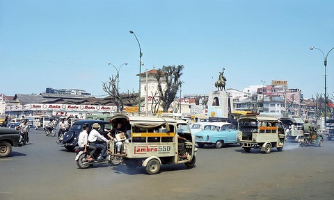 Bùng binh lớn ngay phía trước tiện cho khách ghé chợ Bến Thành - Ảnh tư liệu trước năm 1975 Bùng binh lớn ngay phía trước tiện cho khách ghé chợ Bến Thành - Ảnh tư liệu trước năm 1975