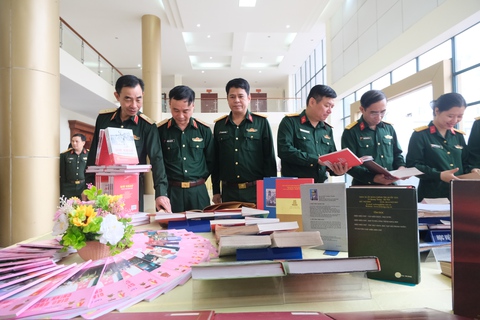 Chiến thắng Điện Biên Phủ thể hiện đặc sắc ‘nghệ thuật quân sự Việt Nam’- Ảnh 1. Các đại biểu xem tư liệu lịch sử tại hội thảo khoa học với chủ đề 'Chiến thắng Điện Biên Phủ - Giá trị lịch sử và tầm vóc thời đại' - Ảnh: HÀ THANH