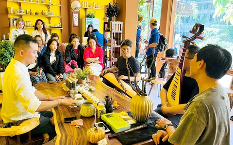 Trà Sử quán ở bảo tàng- Ảnh 3. Một buổi giao lưu, thưởng trà và chia sẻ về văn hóa trà Việt tại Trà Sử quán có cả bạn trẻ Việt Nam và du khách nước ngoài - Ảnh: L.Đ.L.
