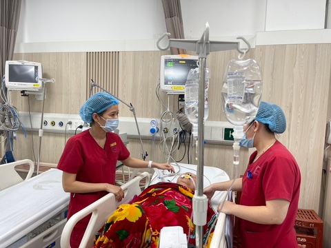 Video giây phút nữ điều dưỡng Bệnh viện Bạch Mai cấp cứu du khách ngừng tuần hoàn ở Đà Nẵng- Ảnh 3. Nữ điều dưỡng Đặng Thị Hạ (bên trái ảnh) làm việc tại A9 sáng 27-3 - Ảnh: VĂN HẢI