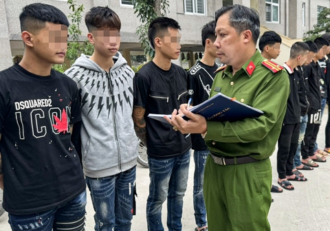 Hàng chục thanh thiếu niên mang hung khí hẹn nhau 'hỗn chiến' vì mâu thuẫn khi lái xe- Ảnh 1. Nhóm thanh, thiếu niên có hành vi đánh nhau được đưa về trụ sở công an - Ảnh: Công an cung cấp