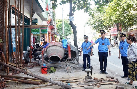 TP.HCM kiến nghị Thủ tướng cho thí điểm lập đội quản lý trật tự xây dựng đô thị- Ảnh 1. Một đội quản lý trật tự xây dựng đô thị tại Hà Nội đang kiểm tra hoạt động xây dựng trên địa bàn - Ảnh: Đ.Q.