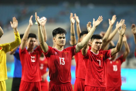 Bộ trưởng Nguyễn Văn Hùng: Khẩn trương tìm HLV mới cho đội tuyển Việt Nam- Ảnh 1. Bộ trưởng Nguyễn Văn Hùng chỉ đạo sớm tìm HLV trưởng mới cho đội tuyển Việt Nam - Ảnh: NGUYỄN KHÁNH
