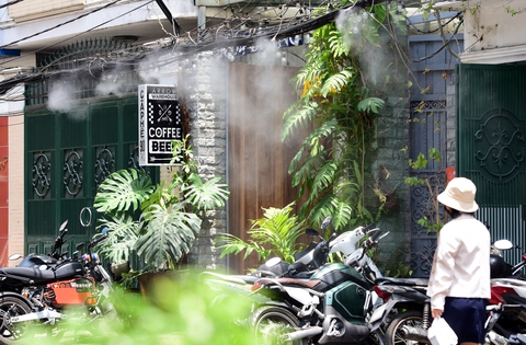 TP.HCM nóng hầm hập, nhiệt độ cảm nhận lên tới 40 độ C- Ảnh 4. Hệ thống phun sương ở các quán cà phê hoạt động liên tục