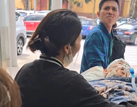 Mẹ của nam sinh lớp 8 bị đánh chết não: 'Tôi như mất tất cả, chỉ mong đòi lại công bằng cho con'- Ảnh 1. Chị Lan cùng người thân đưa con trai từ Bệnh viện Trung ương Quân đội 108 về Bệnh viện Đa khoa tỉnh Phú Thọ để tiện chăm sóc - Ảnh: ANH THƠM