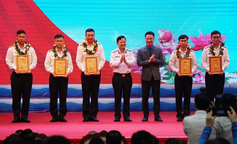 Tuyên dương gương mặt trẻ tiêu biểu trong lực lượng hải quân- Ảnh 1. Lãnh đạo Quân chủng Hải quân và Trung ương Đoàn tuyên dương những gương mặt trẻ tiêu biểu trong lực lượng hải quân năm 2023 - Ảnh: TIẾN THẮNG