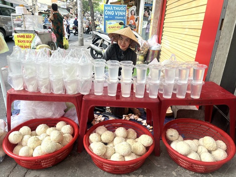 Uống nước dừa giúp cơ thể trẻ lâu nhưng không thể lạm dụng- Ảnh 1. Một quầy bán nước dừa tại quận Bình Thạnh, TP.HCM - Ảnh: THÙY DƯƠNG