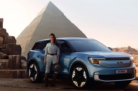 Nữ lái Ford Explorer điện gần 30.000km vòng quanh thế giới- Ảnh 1. Ford tuyên bố Alexis Alford đã trở thành người đầu tiên lái xe điện vòng quanh thế giới - Ảnh: Ford