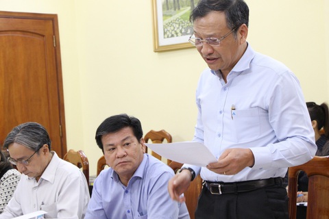 TP.HCM dự kiến có 6 trường tuyển sinh lớp 6 bằng bài khảo sát- Ảnh 1. Ông Lê Hoài Nam, phó giám đốc Sở Giáo dục và Đào tạo TP.HCM, báo cáo tại buổi làm việc - Ảnh: HOA YẾN