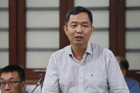 Nắng nóng còn kéo dài, giữa tháng 5 mới bắt đầu mùa mưa- Ảnh 2. Ông Lê Bá Hoằng - viện trưởng Viện Khoa học thủy lợi miền Nam thông tin về thiệt hại do hạn, mặn cho tới thời điểm hiện nay - Ảnh: CHÍ QUỐC