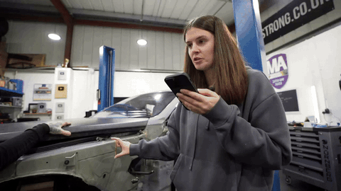 Bỏ gần 6 tỉ mua xe Rolls-Royce cũ và nhận về 'mớ rác' của sao MU- Ảnh 9. Tuy nhiên, mọi người trong xưởng hốt hoảng khi biết chi phí linh kiện phụ tùng - Ảnh: Mat Armstrong/YouTube