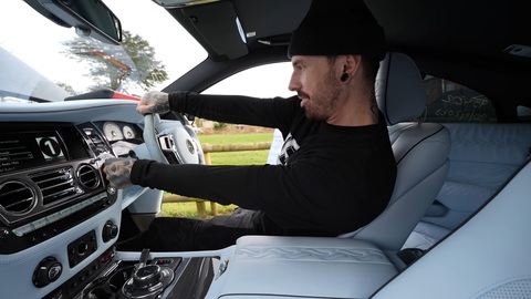 Bỏ gần 6 tỉ mua xe Rolls-Royce cũ và nhận về 'mớ rác' của sao MU- Ảnh 7. Khuôn mặt YouTuber