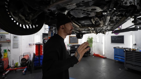Bỏ gần 6 tỉ mua xe Rolls-Royce cũ và nhận về 'mớ rác' của sao MU- Ảnh 8. Mat Armstrong đưa Rolls-Royce về xưởng để sửa chữa - Ảnh: Mat Armstrong/YouTube