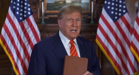 Ảnh chụp màn hình video ông Donald Trump giới thiệu quyển Kinh Thánh phiên bản Ảnh chụp màn hình video ông Donald Trump giới thiệu quyển Kinh Thánh phiên bản