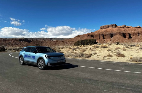 Nữ lái Ford Explorer điện gần 30.000km vòng quanh thế giới- Ảnh 3. Chiếc xe điện đã đồng hành cùng Alexis Alford qua 26 quốc gia - Ảnh: Ford