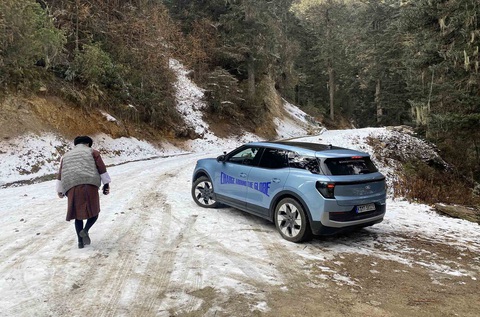 Nữ lái Ford Explorer điện gần 30.000km vòng quanh thế giới- Ảnh 4. Chiếc Ford Explorer EV ở Bhutan - Ảnh: Ford/Lexie Limitless
