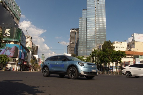 Nữ lái Ford Explorer điện gần 30.000km vòng quanh thế giới- Ảnh 5. Việt Nam cũng là một trong những nơi mà chiếc xe điện đi qua - Ảnh: Ford/Lexie Limitless
